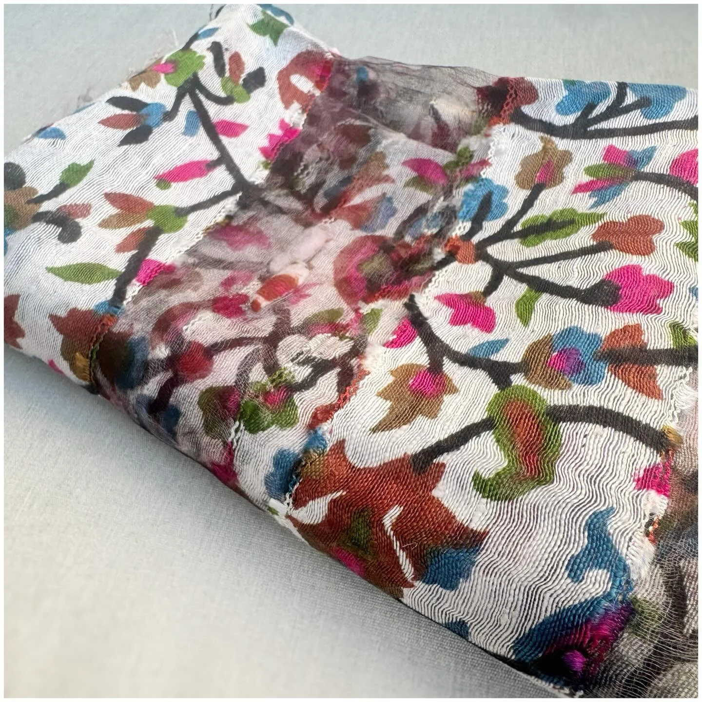 Happy Friday !! Its definitely spring here in Nashville ...even quite warm this week! (unlike the Italy house ..which had snow this morning)!! Crazy! If you know me at all, you know there are several things that are always in my totebag ...some form 