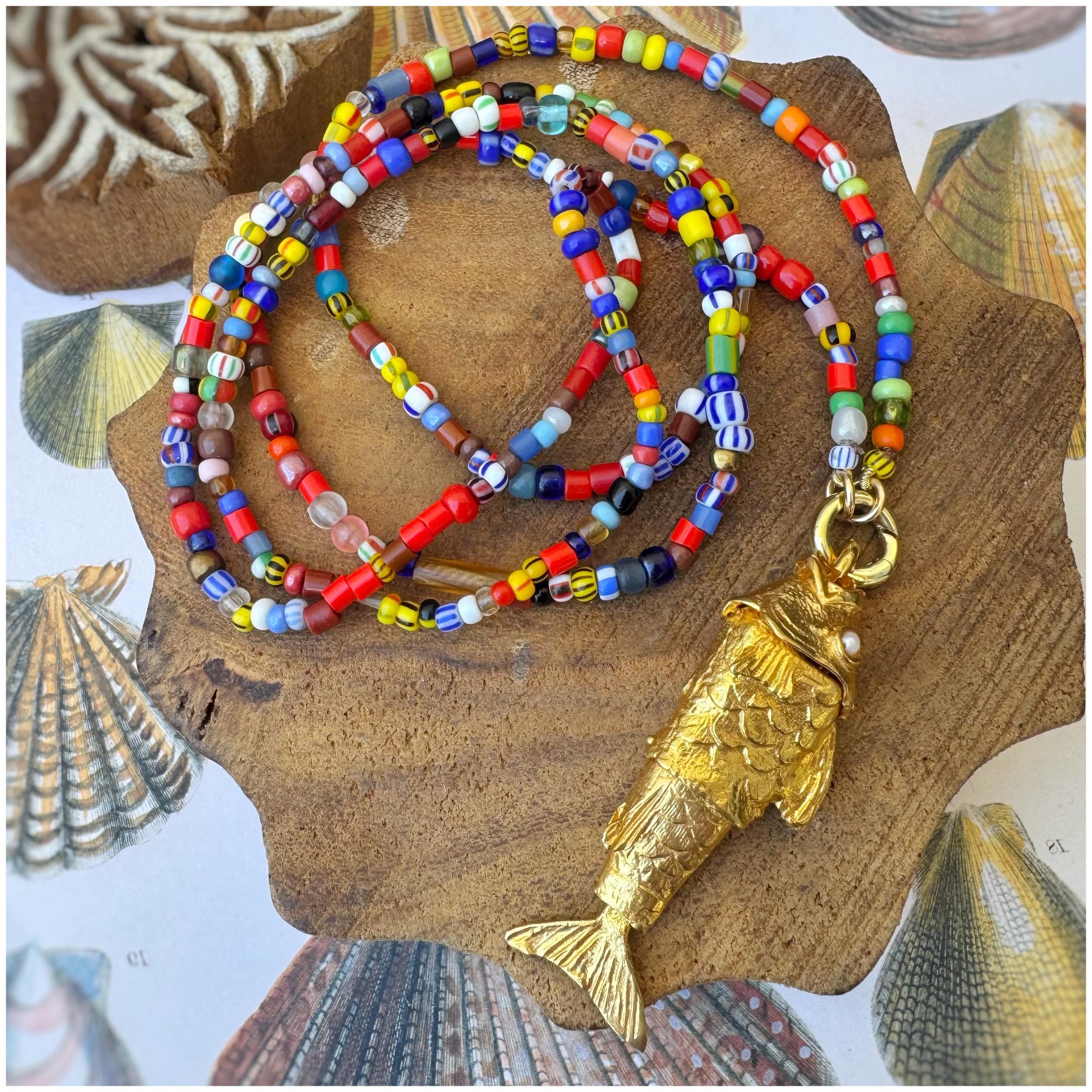 Happy Friday !! As fish seem to continue to be all the rage, you know I had to have a summer Friday Feature showcasing the little reticulated feeesh everyone seems to be obsessed with. While I LOVE the vintage ones ...and have had a few in the past f