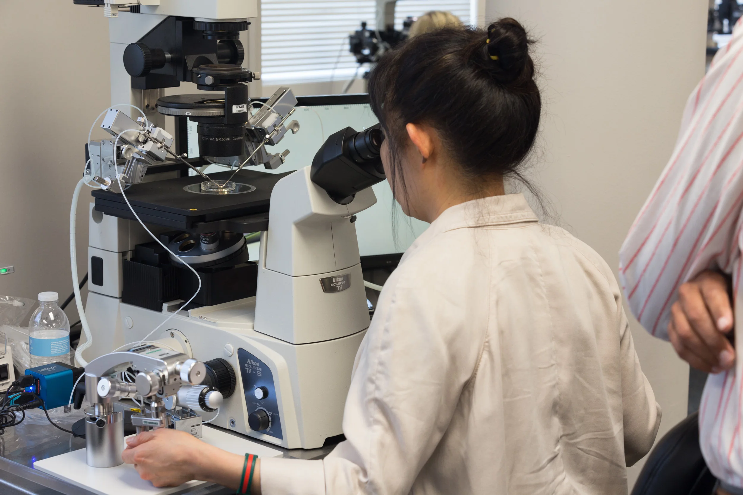 Student learning on the TrakJector Micromanipulator in one of our recent courses.