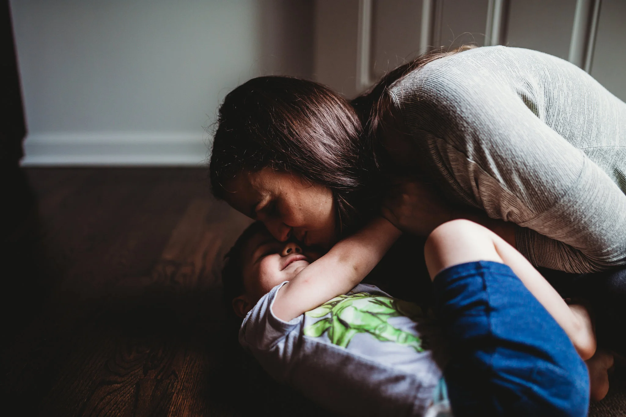 Mother kisses sun near front door of Nashville TN home