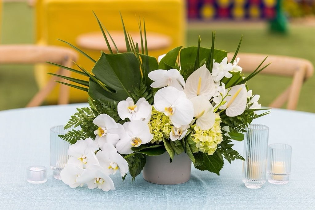 Minimalist paradise: white florals and palm accents 🌿💫&rdquo;

Floral Design | @sevenstems 
DMC Partner | @360dg_sandiego 
Rentals | @hire_elegance 

Floral design event design event planning creative consultant design consultant San Diego