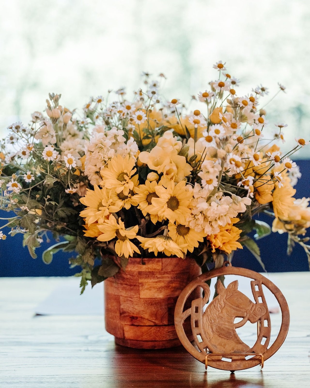 Sunshine &amp; wildflowers: the perfect western duo. ☀️🌼

Floral Design | @sevenstems 
DMC Partner | @360dg_losangeles 
Venue | @laliveevents 
Photography | @loversoflove 

#floraldesign #designconsultant #eventconsultant