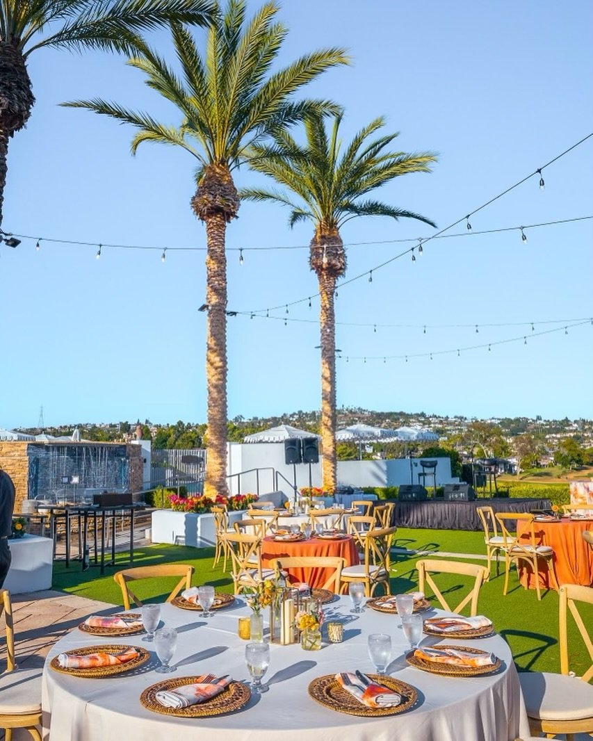 Orange colored dreams. 🧡🍊✨ 

Floral Design | @sevenstems 
DMC Partner | @360dg_sandiego 
Venue | La Costa Aviara 
Rentals | @rtb_jr