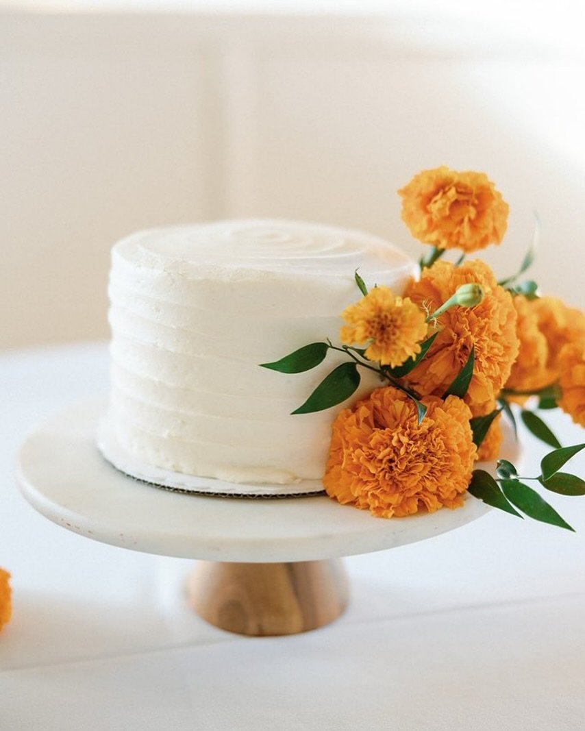 A touch of marigold magic to sweeten up the season.

Planning &amp; Design | @sevenstems 
Photography | @justincritzphotography 
Venue | @olehansonbeachclub