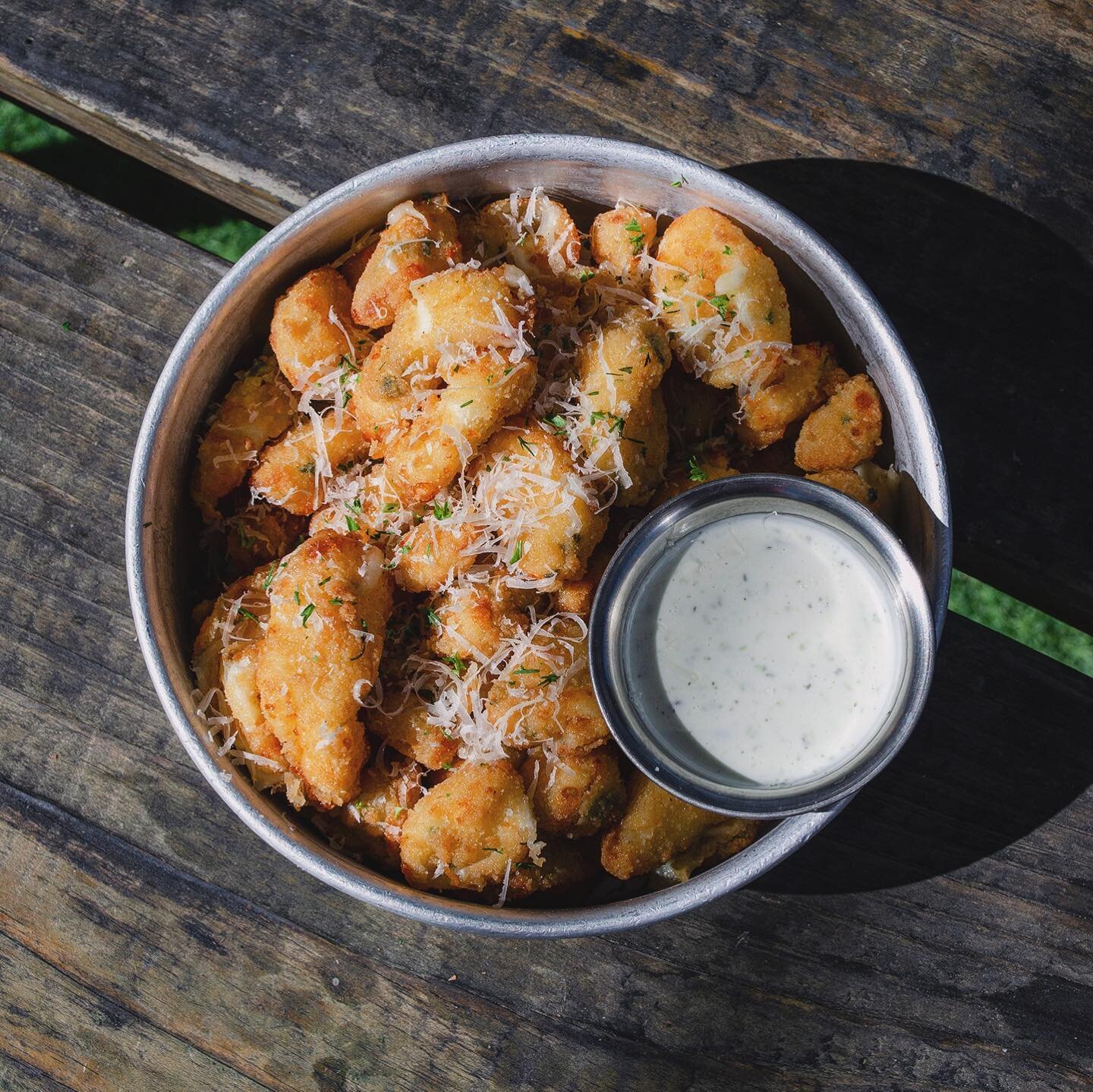 Hey, hosers! We hear you like cheese, eh? Well you&rsquo;re gonna love a new addition to our menu &ndash; 𝙎𝙌𝙐𝙀𝘼𝙆𝙔 𝘾𝙃𝙀𝙀𝙎𝙀 !!🧀

These garlicky and herb-seasoned fried cheese curds are just the thing to snack on as you enjoy a couple-two-t
