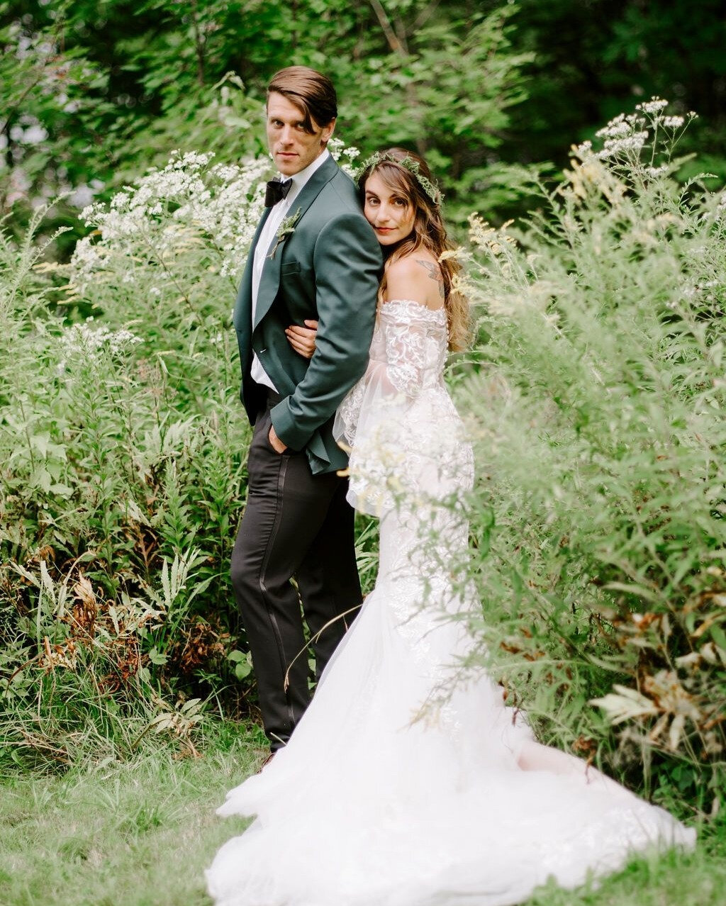 It&rsquo;s all about a green color palette this month! 🌿 From the fern bridal crown to the green suit jacket, this styled shoot is dripping in emerald green details. Inspired by the medieval Renaissance and modern, boho aesthetics, these photos capt