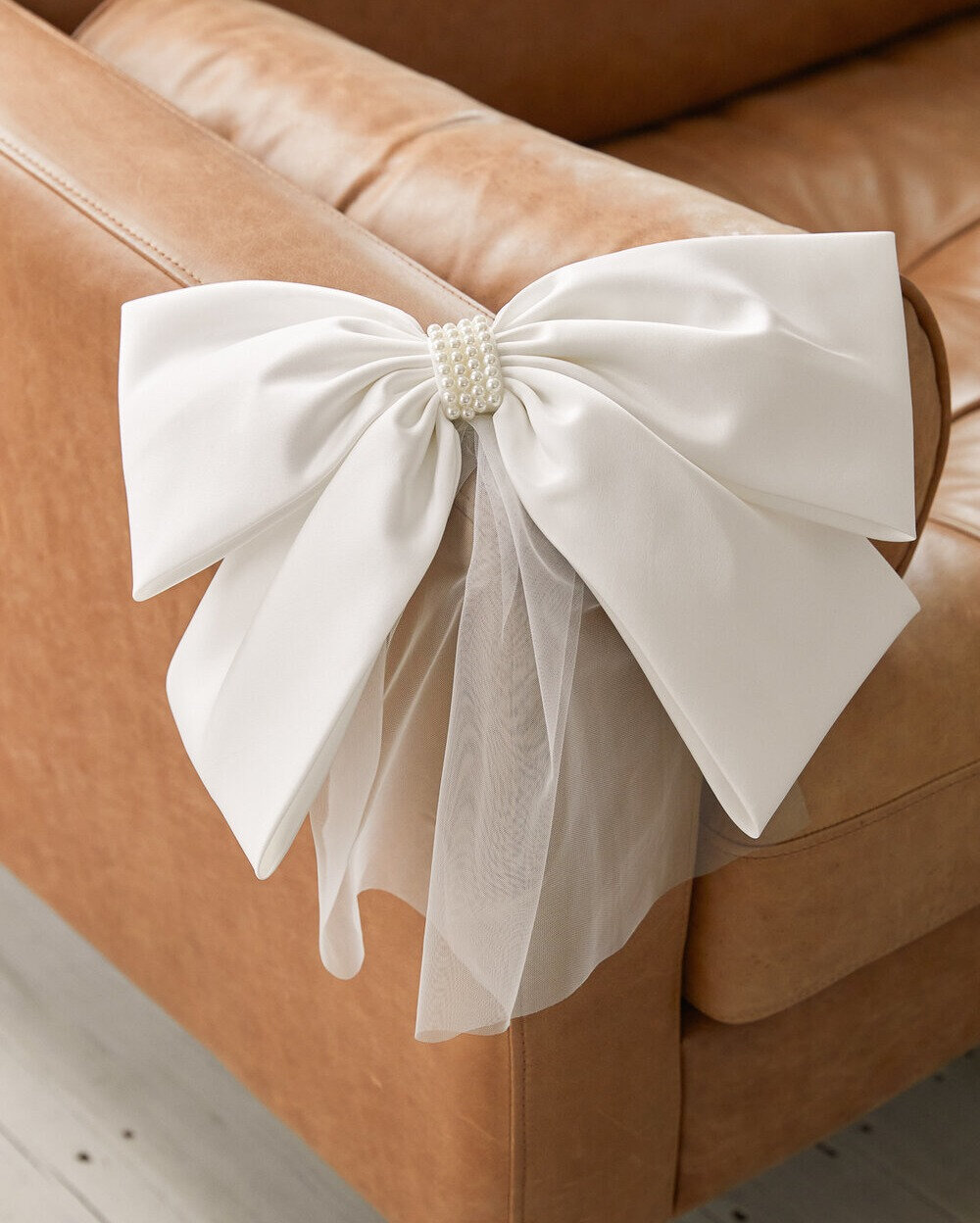 Our Giving Me Butterflies (Zsa Zsa Zsu) bow is ready for its close-up! 🎀 This alternative bridal accessory is perfect for the brides who want to skip the traditional for a more modern bridal look. Our oversized, satin bow will complement any sleek o