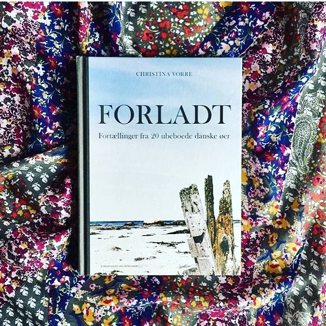 &quot;Bogen passer helt ind i tidens offline- og mindfulnesstrends, hvor vi dr&oslash;mmer om et mere enkelt liv med ro, naturen t&aelig;t p&aring; og tid, der st&aring;r stille. Samtidig er der noget lidt uhyggeligt ved &oslash;erne, netop fordi de 