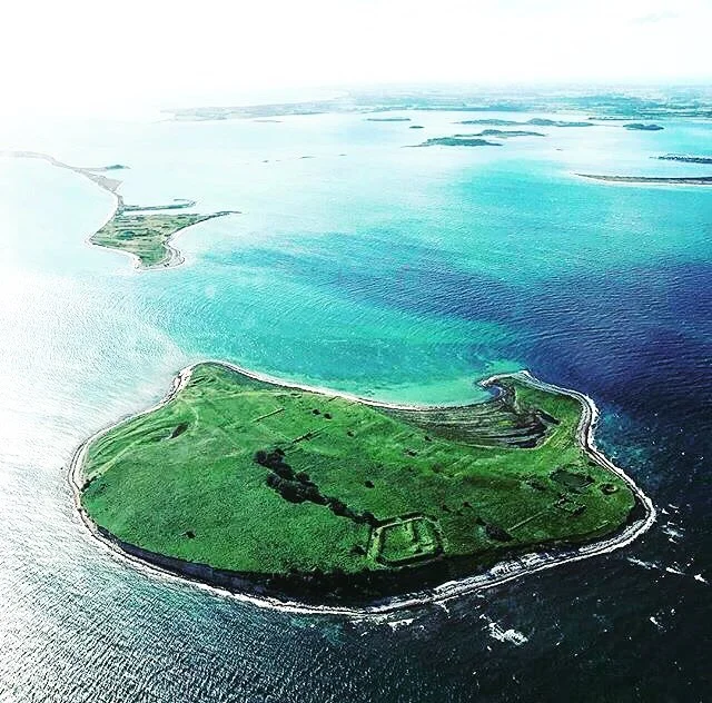 Kyholm set fra oven. Kan du se konturen af den forladte kirkeg&aring;rd og den gamle f&aelig;stning p&aring; &oslash;en? Repost fra @andyskovsen #ubeboet&oslash; #forladt #kyholm #setfraoven #forladtkirkeg&aring;rd @visitsamsoe