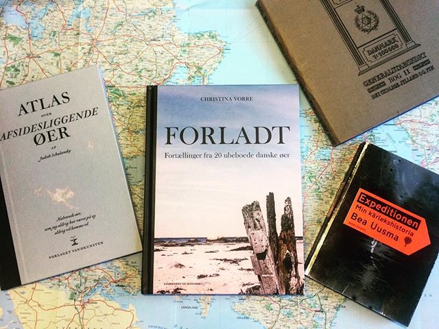 Forladt i godt (&oslash;)selskab. L&aelig;sestof til juleferien? #ubeboet&oslash; #forladt #atlasoverafsidesliggende&oslash;er #expeditionen #l&aelig;sestofforopdagelsesrejsende