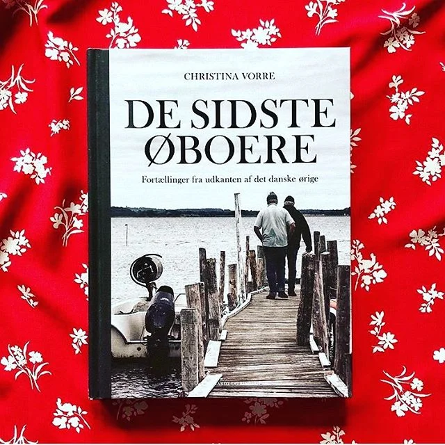 &ldquo;...Men det allerbedste, og det som ogs&aring; var det helt s&aelig;rlige ved Christina Vorres sidste bog, er historierne om de helt almindelige mennesker, som har levet p&aring; de sm&aring; og tit isolerede &oslash;er.&rdquo; Anmeldelse af &l