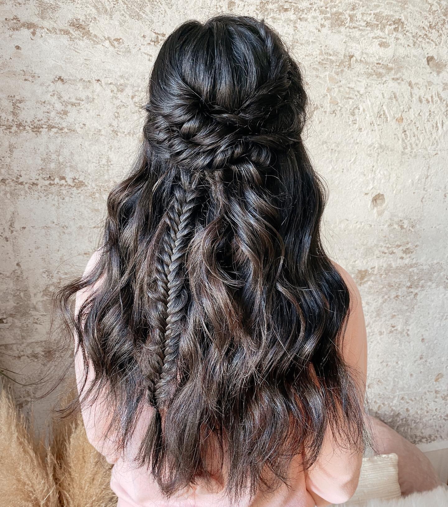 Brunettes can be boho too🪴🌙
⠀
⠀
⠀
#Messyhair #bohowedding #bridalhair #braidedupdo #bohostyle #fishtailbraids #bridaltrial #orangecountywedding #wedding #bridesmaidhair #dutchbraid #bigbraids #sandiegobride #messyupdo #modernbride #bridalhair #sand