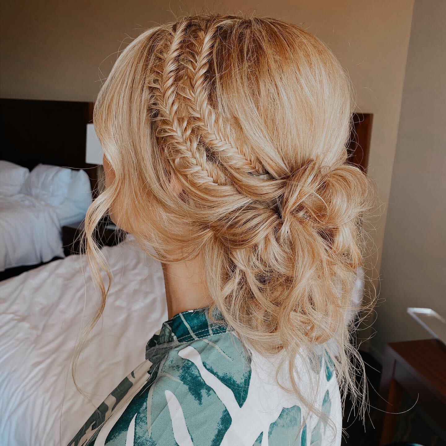 Fishtails on fishtails 🌿
⠀
⠀
#bohohairstyles #blondeboho #blondehairstyles #classicbridalhair #curlyhair #wavyhair #Messyhair #bohowedding #bridalhair #braidedupdo #bohostyle #fishtailbraids #bridaltrial #orangecountywedding #wedding #bridesmaidhair