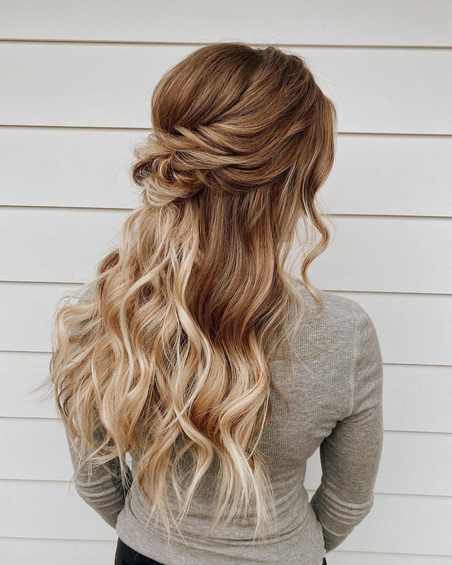 1 trial ➵ 2 styles ✨
⠀
If you&rsquo;re having a hard time deciding which style you want for your big day, don&rsquo;t worry! We can try out 2 different styles at your trial! 🧚🏼&zwj;♀️
⠀
⠀
⠀
#bohohairstyles #blondeboho #blondehairstyles #classicbrid