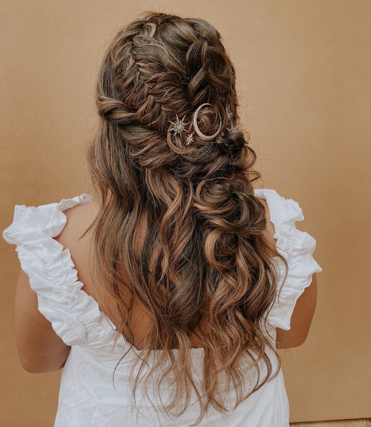 🪐✨🌙
⠀
⠀
#bohohairstyles #brunetteboho #brunettehairstyles #classicbridalhair #curlyhair #wavyhair #Messyhair #bohowedding #bridalhair #braidedupdo #bohostyle #fishtailbraids #bridaltrial #orangecountywedding #wedding #bridesmaidhair #dutchbraid #bi