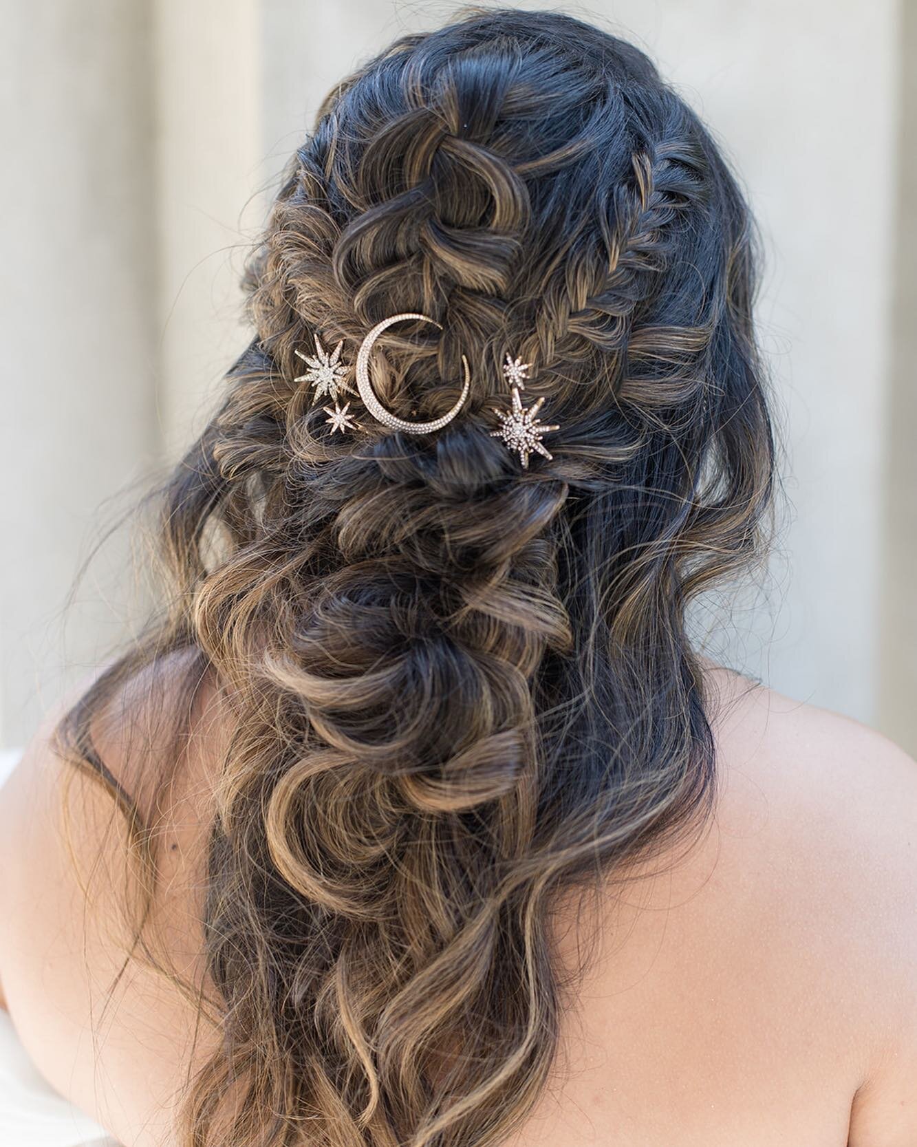 ✨🌙✨
⠀
⠀
⠀
⠀
#bohohairstyles #blondeboho #blondehairstyles #classicbridalhair #curlyhair #wavyhair #Messyhair #bohowedding #bridalhair #braidedupdo #bohostyle #fishtailbraids #bridaltrial #orangecountywedding #wedding #bridesmaidhair #dutchbraid #big