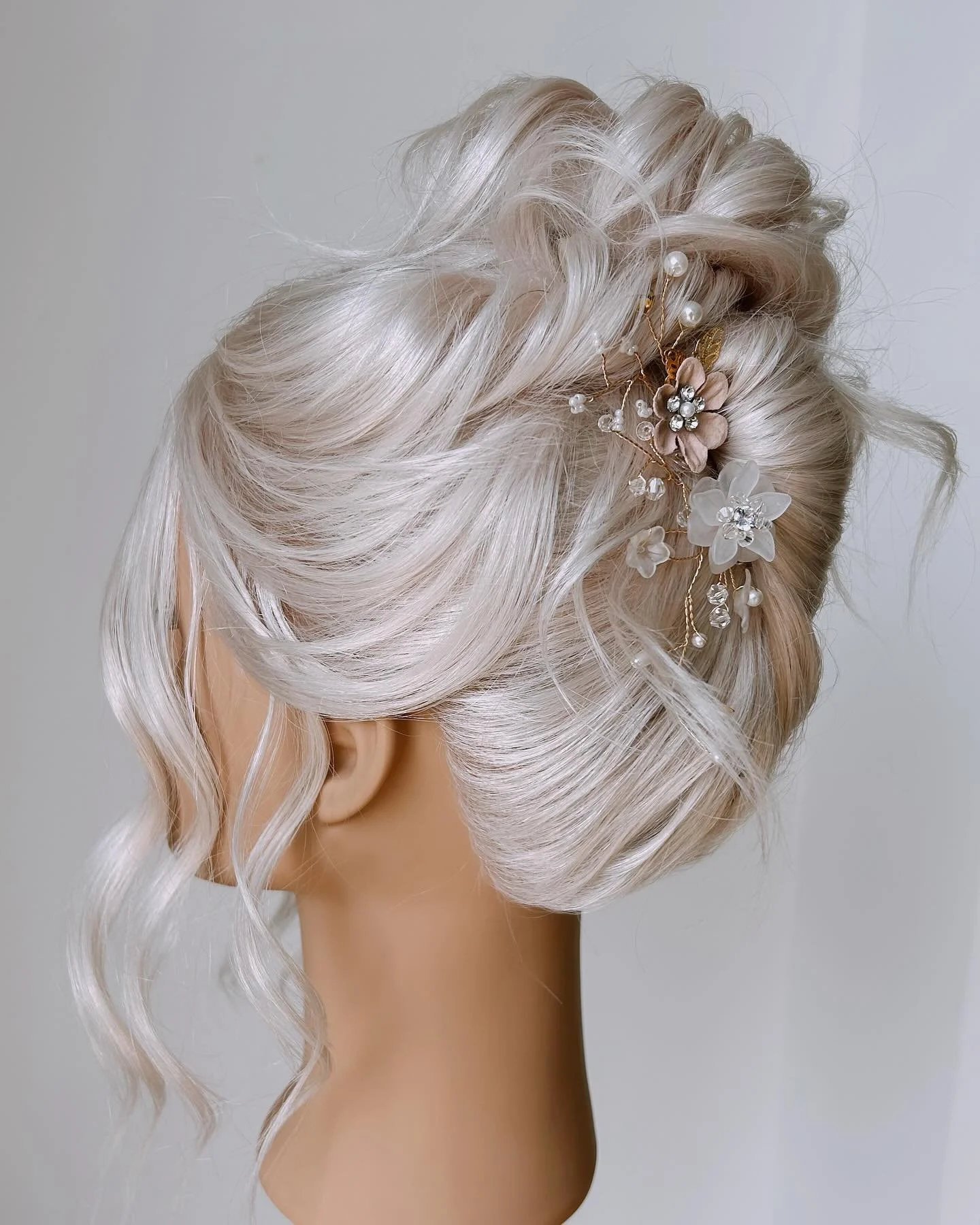 Modern twist on a French twist🌸