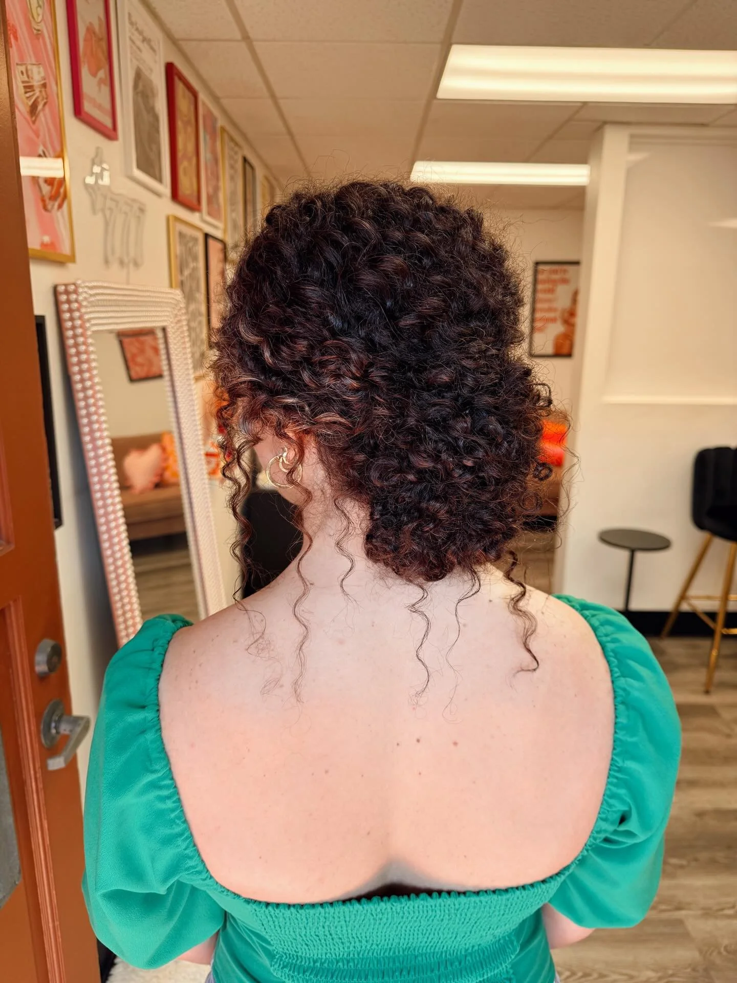 Classic low bun with the most DIVINE natural curls😍