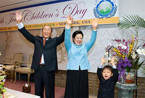 True Parents celebrate the 48th Children’s Day and cheer with their grandson.