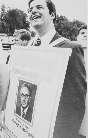 Dan Fefferman with sandwich board indicating he was praying for U.S. Secretary of State Henry Kissinger