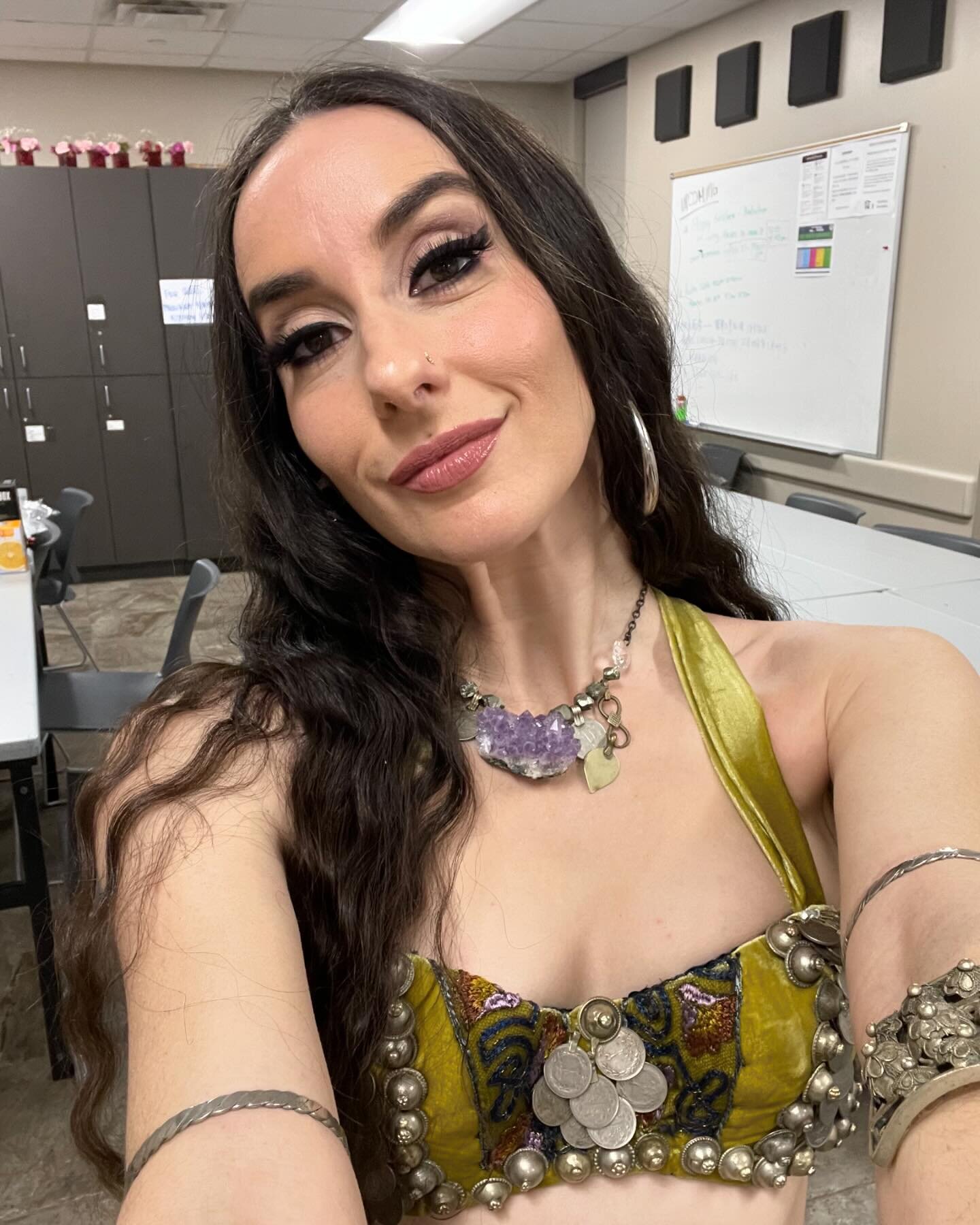 Obligatory green room selfies from the Atash show last weekend 🦚

🤫 Psst&hellip; my new session of fusion bellydance classes and frame drum classes begins Tuesday! All are welcome!

🔗 Enroll at the link in my bio

➡️ www.AprilRose.Dance/Classes

#