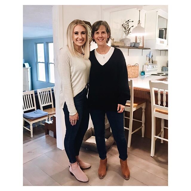 It was so fun to have @awatson122 from Good Afternoon Arkansas over for a folding demo! Thanks @katvnews for helping spread the word about how to tidy up!
.
.
.
.
.
 #mariekondo #konmari #konmarimethod #tidyingup #minimalism #organizetheworld #sparkj