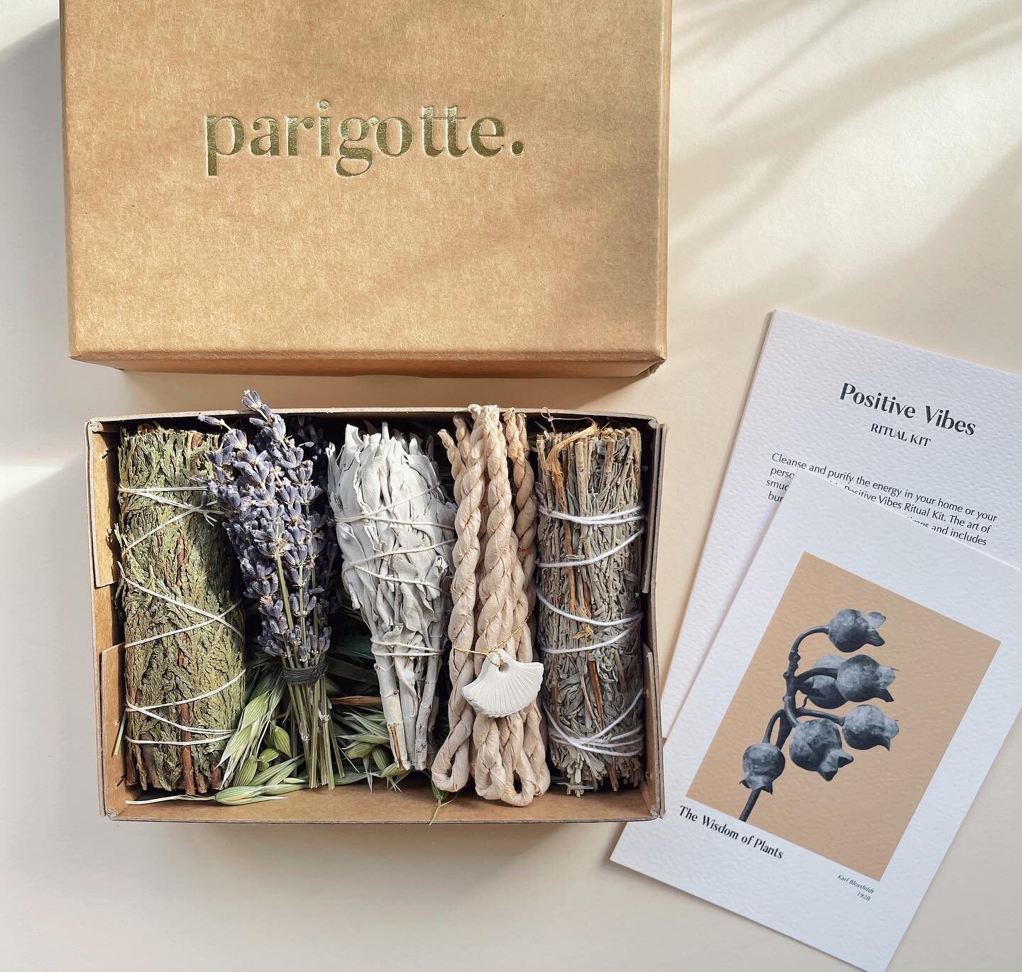 POSITIVE VIBES ✨

Cleanse and purify the energy in your home or your person with this beautiful handmade Positive Vibes Ritual Kit. 
This kit comes with:

- 1 White Sage from California, 100% ethically sourced (approx. 11cm long) - 1 Californian Dese