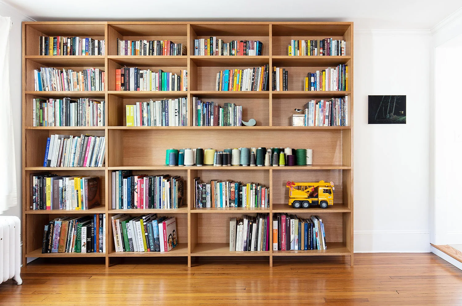 Built-in bookcase in white oak