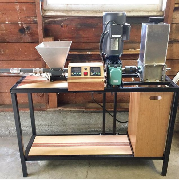 @trashhackers member’s shredder/extruder system.