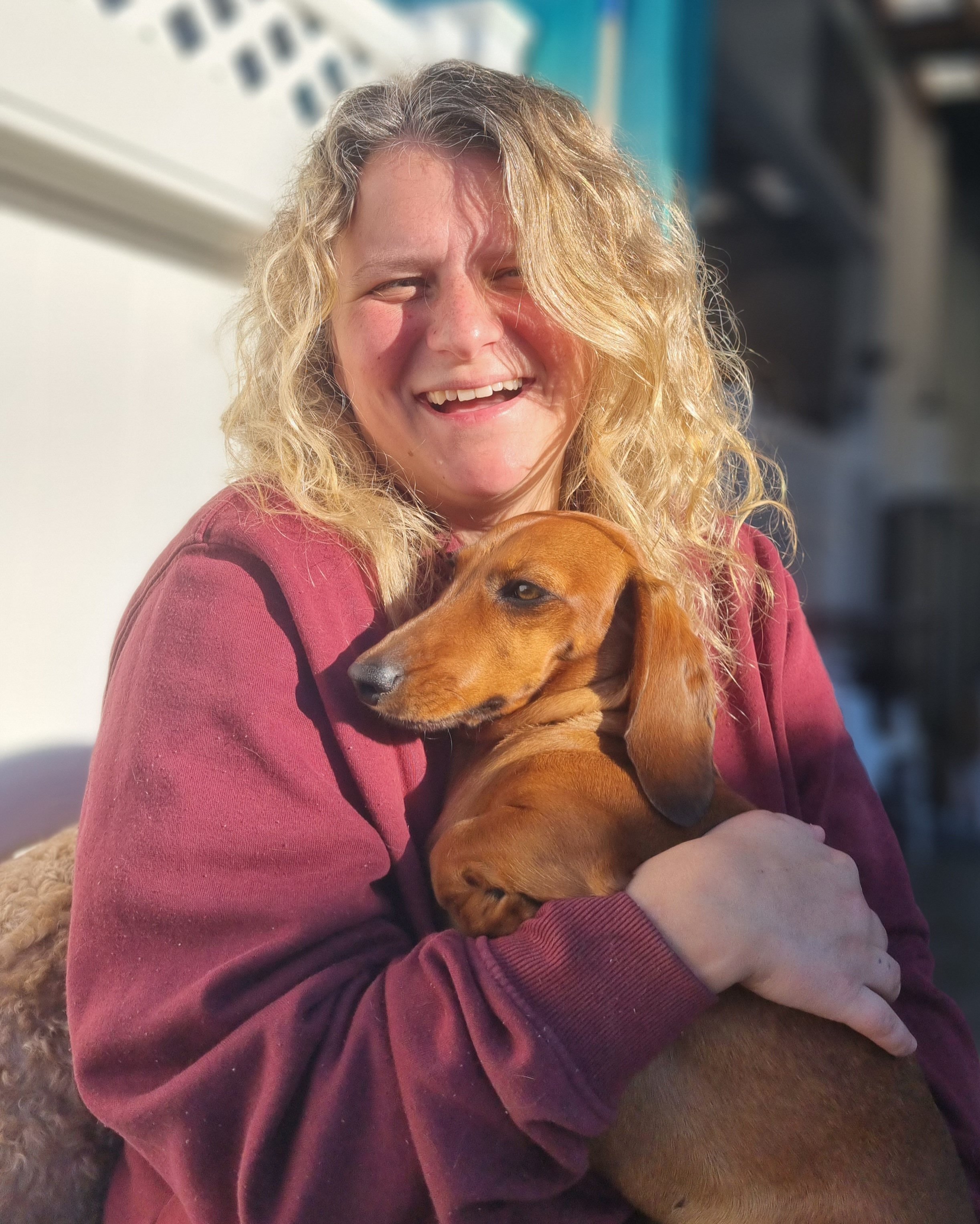 Maja is cuddling a dachshund