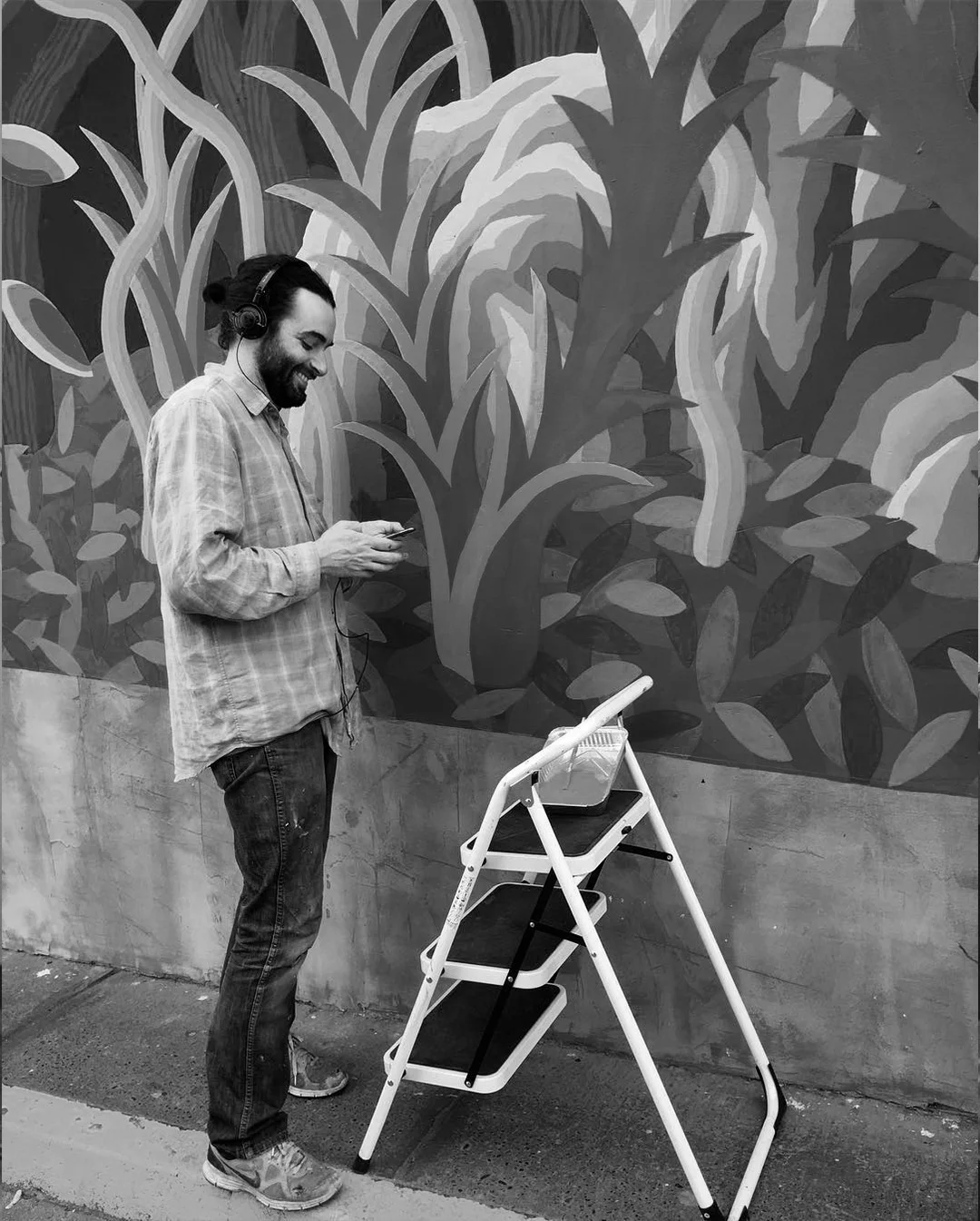 His work is based on an exploration of the contrast of human and nature. Making a synthesis of his experiences, he rescues the things that most appeal to him in landscape and try to generate a pictorial language where the viewer can experience the same sensation he had in front of the model. He invites us to connect with Mother Earth throughout paintings that links with the abstract and seem to be digital. He currently lives and works in Chile.