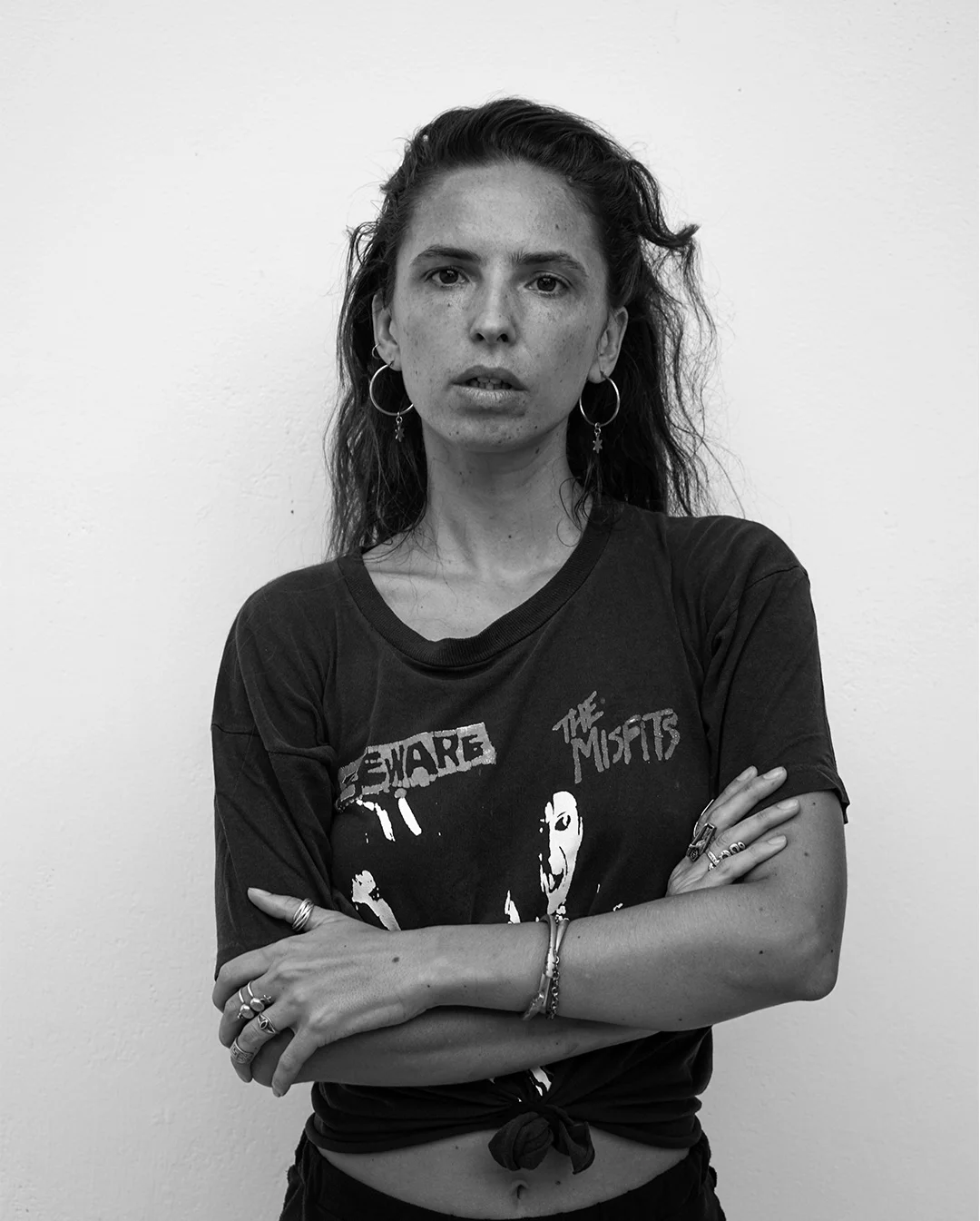 Painter, draftsman, ilustrator and goldsmith. Jacinta studied with Chilean National Art Prize, Eugenio Dittborn, her artwork talks about the union of the world in which we move with the intangible and surreal thought characters, animals and vibrants universes. Jacinta has participate in numerous collective and individual, exhibitions in Chile and Mexico, she has created many illustrations from musicians and have her own jewelry brand. She currently lives in Mexico.