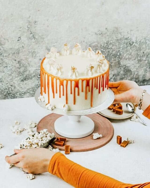How tasty would this salted caramel cake be paired with our vanilla meringues? 😋