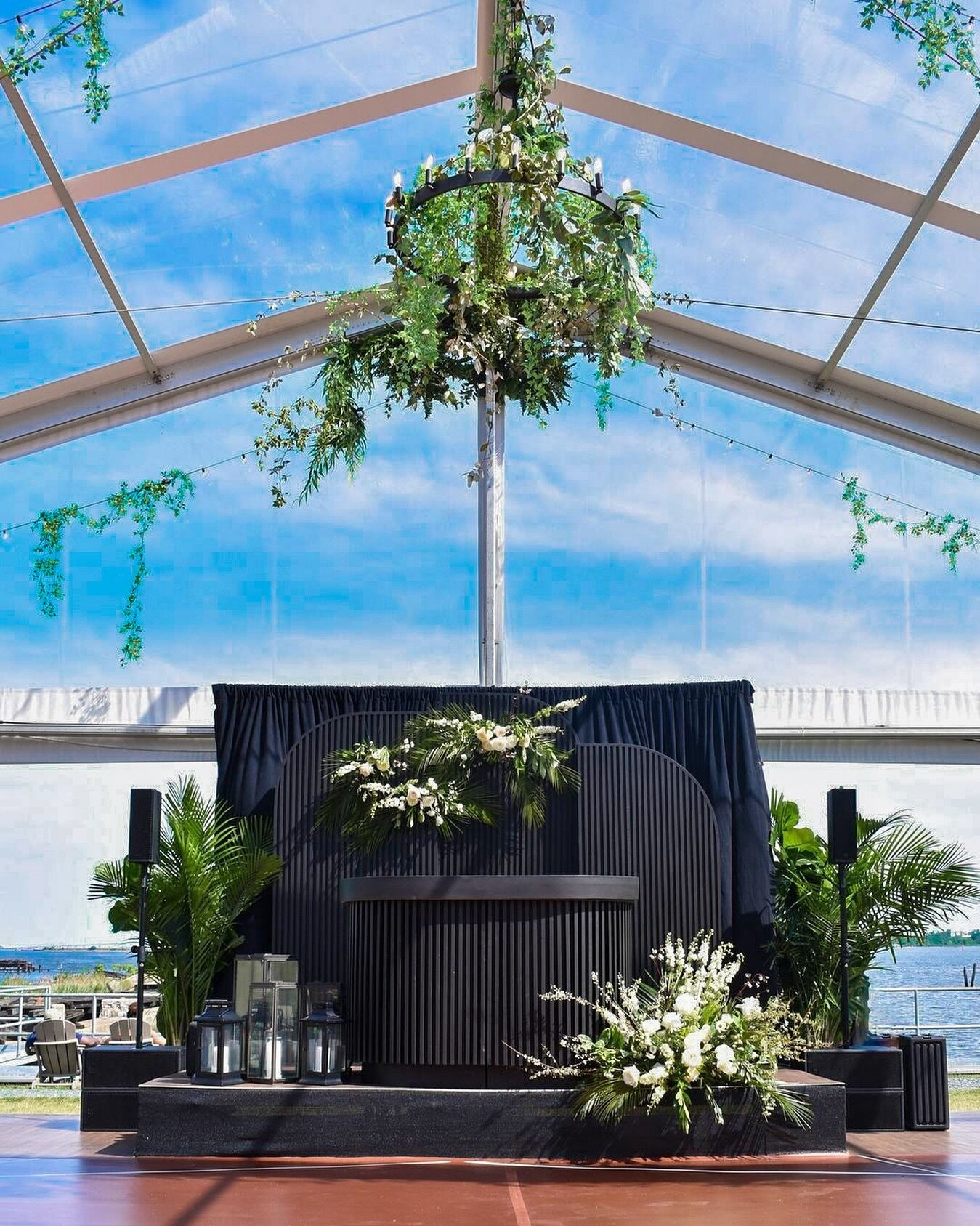 One of my favorite setups from 2023 powered by @rcfusa x @rcf_audio!

REPOST @victoriaclausenflorals ⤵️

A breath of fresh air for your New Year&rsquo;s resolution ponderings&hellip;

M + M&rsquo;s day was jungle-like, yet chic and entrancing. An oas