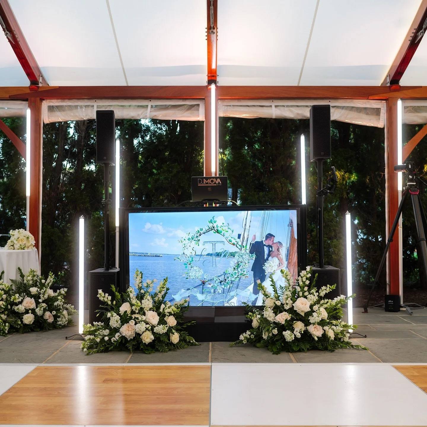 Subtle details with effortless sophistication; I love a setup that looks as good as it sounds! (Thanks @rcfusa! 😬)

Vendor Team ⤵️
@eventfullyyoursmd 
@innatperrycabin 
@perrycabinweddings 
@mandaweaver 
@bowenfilms 
@jstarrsflowerbarn 
@bluecrabcup