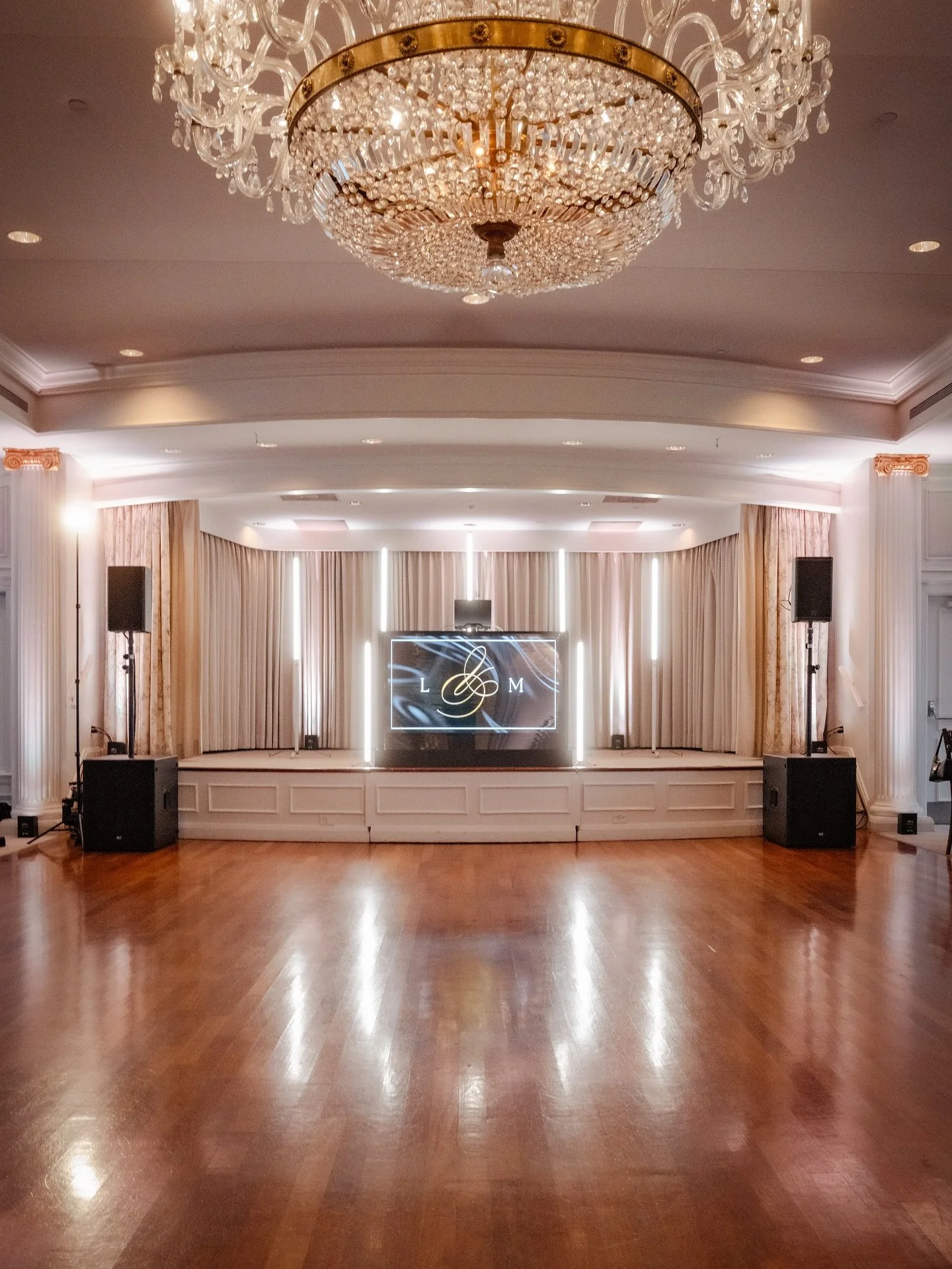 It sounded as good as it looked. 🤌🏽✨

I ran my RCF NX-910A over the SUB-8004AS crossed over at 90Hz and it blew me away this weekend! #mixandmatch

Powered by: @rcfusa // @rcf_audio 
DJ &amp; Lighting: @dj_mova 
Videographer: @fordhamfilms
Photogra