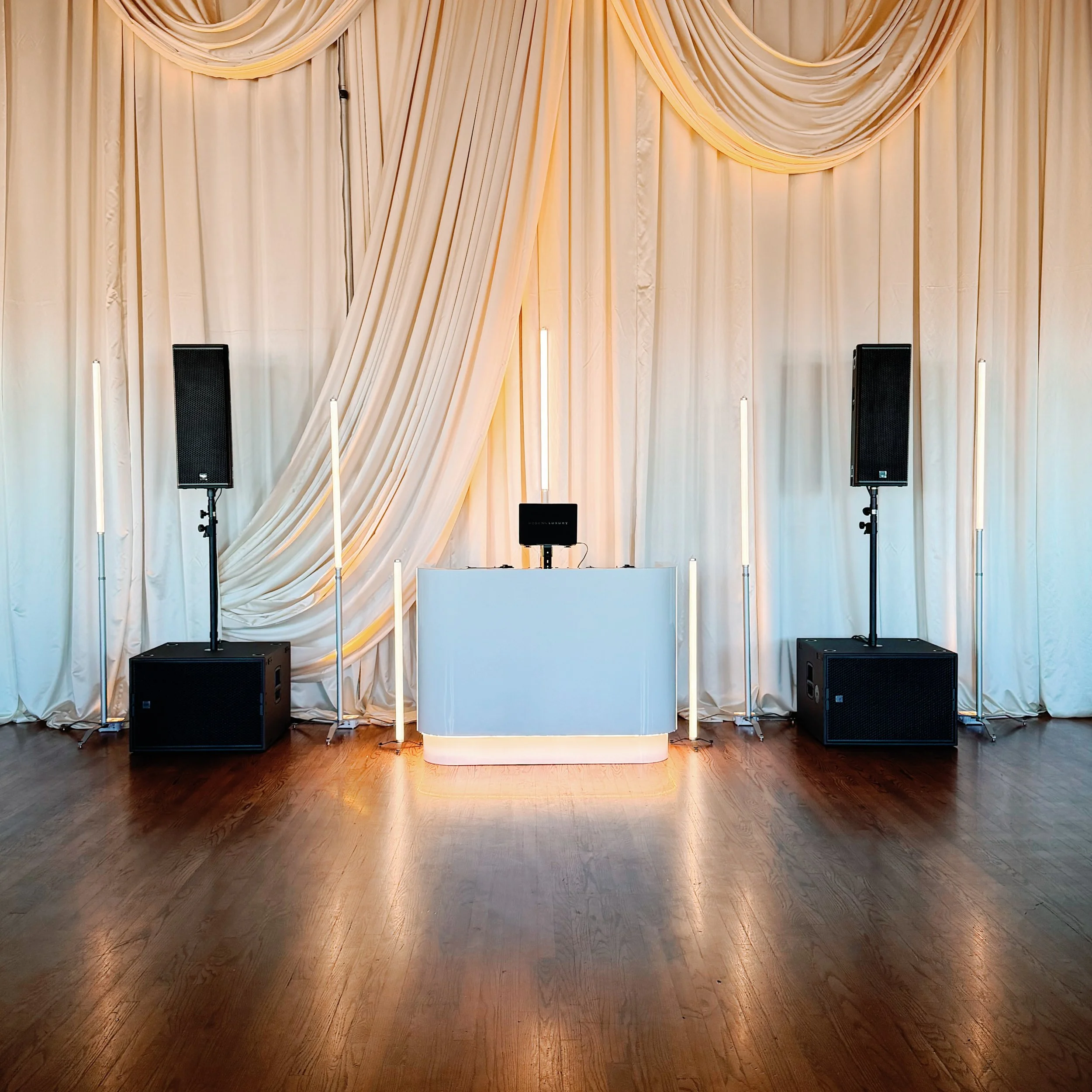 Art 🤌🏽

Pictured: RCF KXW 4-A &amp; SUB 9019-AS
Powered by: @rcfusa // @rcf_audio // @districtcreativeagency 

Vendors ⤵️
Planning: @caitie.hanrahan 
Photography: @kimberlyfdenn 
Content: @lafavemedia 
DJ &amp; Lighting: @dj_mova 
Florals: @katecam