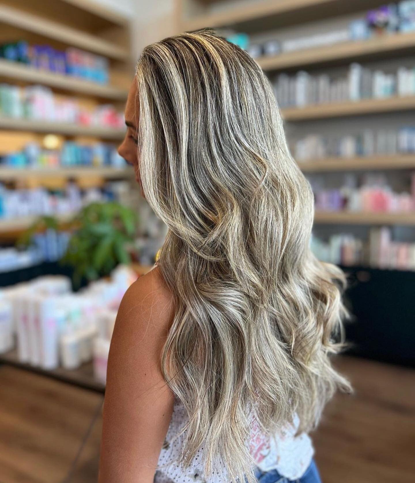 Who else is getting a fresh look for the fall season? @curioushairwesthillsyyc has the most talented team, an extensive selection of haircare products and is open 7 days a week! For the guys, check out @denimandsmith_westhills.

Stylist: Bianca💇🏼&z