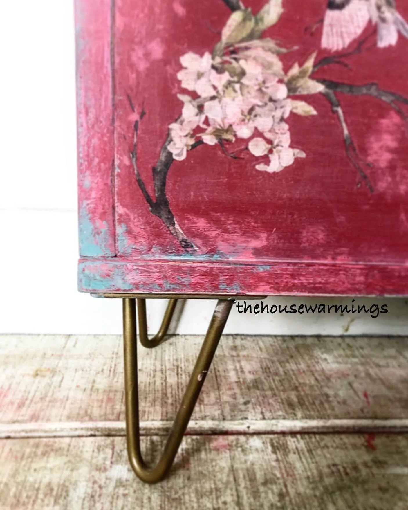 Sneak peek of a cute little trunk❤️ The Main color is Emperior Silk by Annie Sloan, texture created with Saltwash and the transfer is from Redesign with Prima.