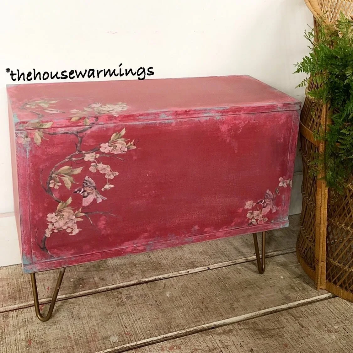 From a simple pine wood box to this beautiful decor piece (swipe to see the before picture). To make the change I layered different shades of Emperior Silk and some Provence in the corners (all colors are Annie Sloan Chalkpaint). To the first couple 