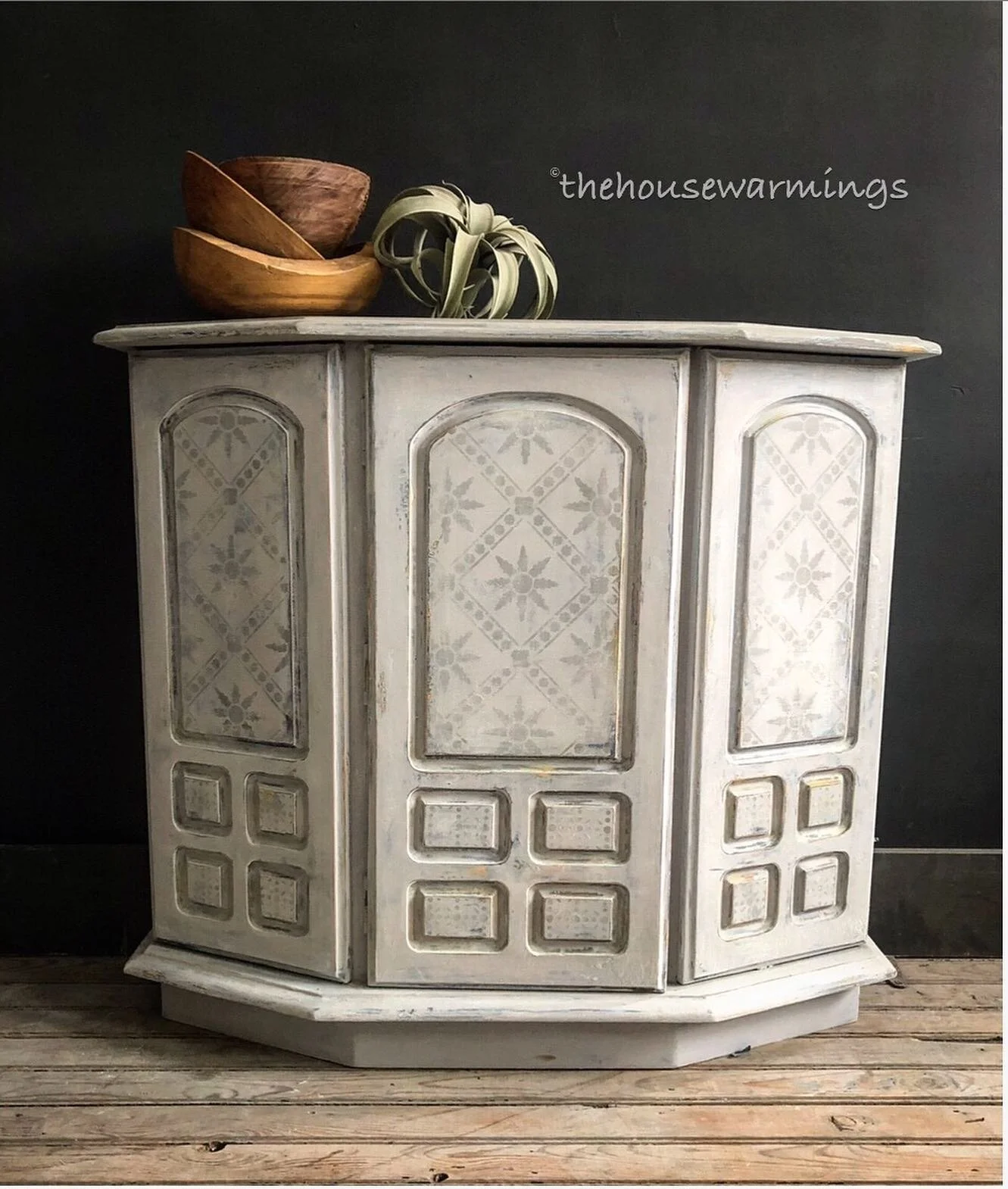 You can&rsquo;t really tell but layers of different colors are involved in the finish of  this piece. Starting with Oxford Navy, followed by Provence and Barcelona Orange thickened with Saltwash. Once that was dry I put on a couple layers of Paris Gr