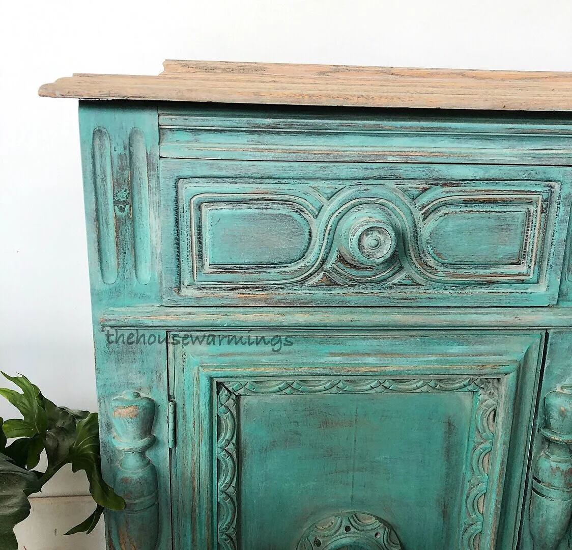 I LOVE the textured look of Provence and Florence on top of this grainy oak wood! It looks naturally weathered💚 More will come soon of this gorgeous buffet!