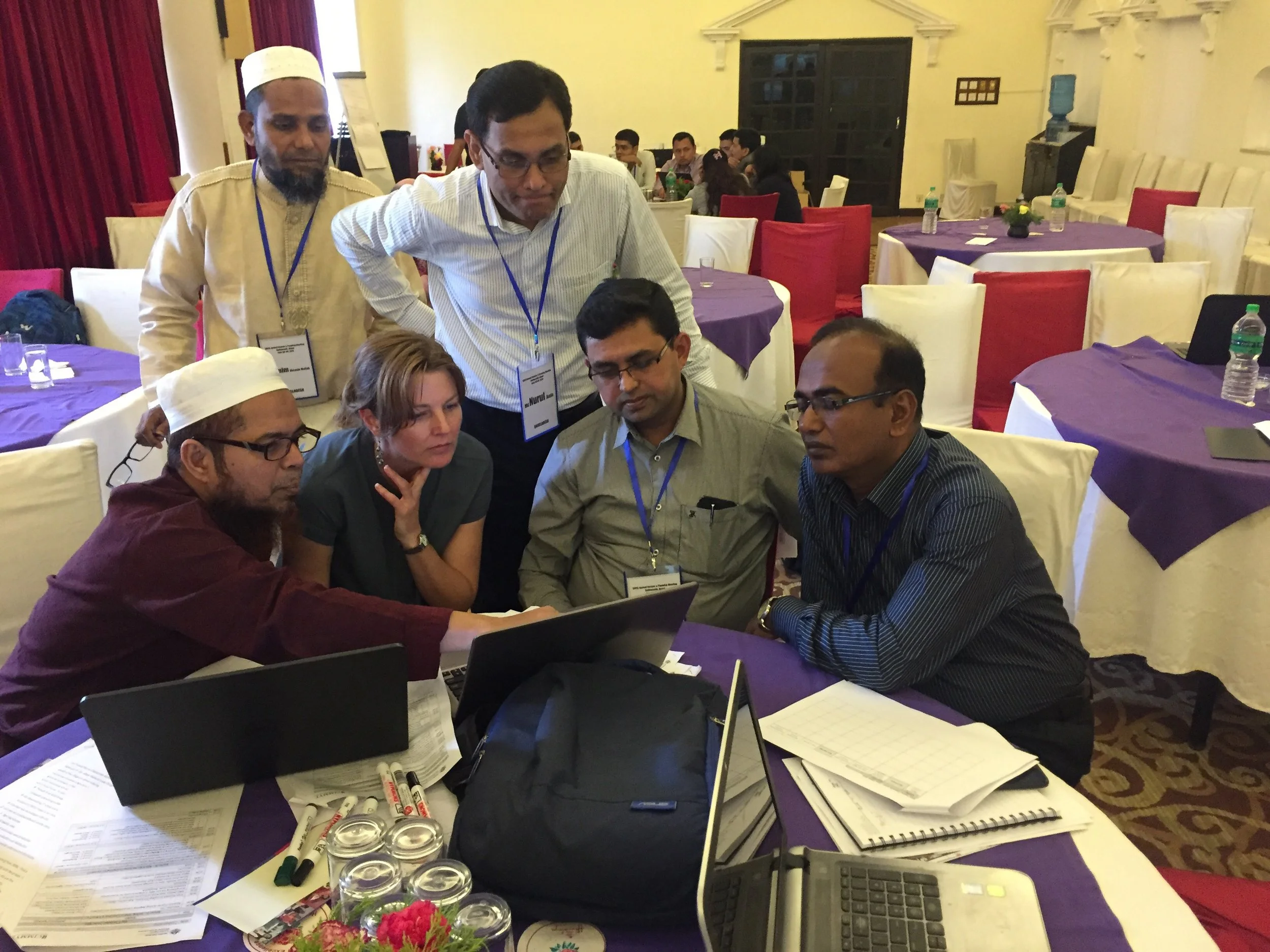 Kate Fehlenberg from CIMMYT works with the Bangladesh team to revise their annual work plan.
