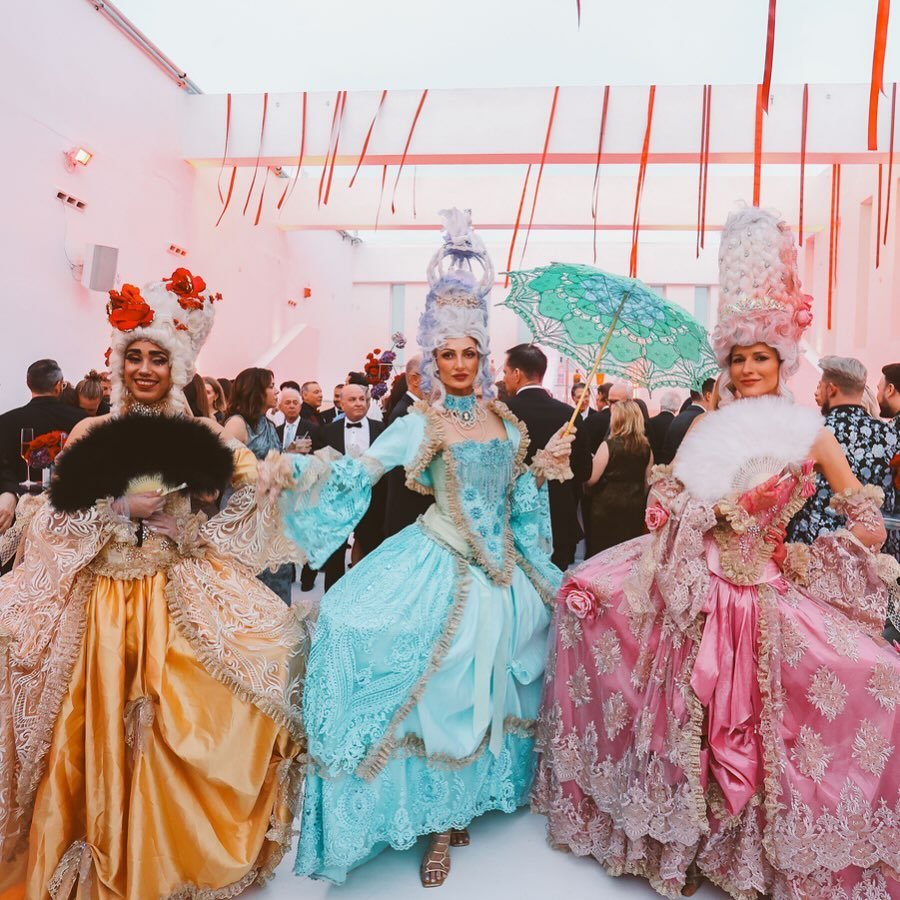 Royal Fashion for the Opera 🎵
-
Sneak peek of a night at the opera - such a phenomenal gala for the Florida Grand Opera. 
@fgopera 
@leblanc.events 
@tinavidalduart 
@unitedprojection 
@lauraleonsoprano 
@radmilalolly 
@samyhawk 
@lebasquecatering 
