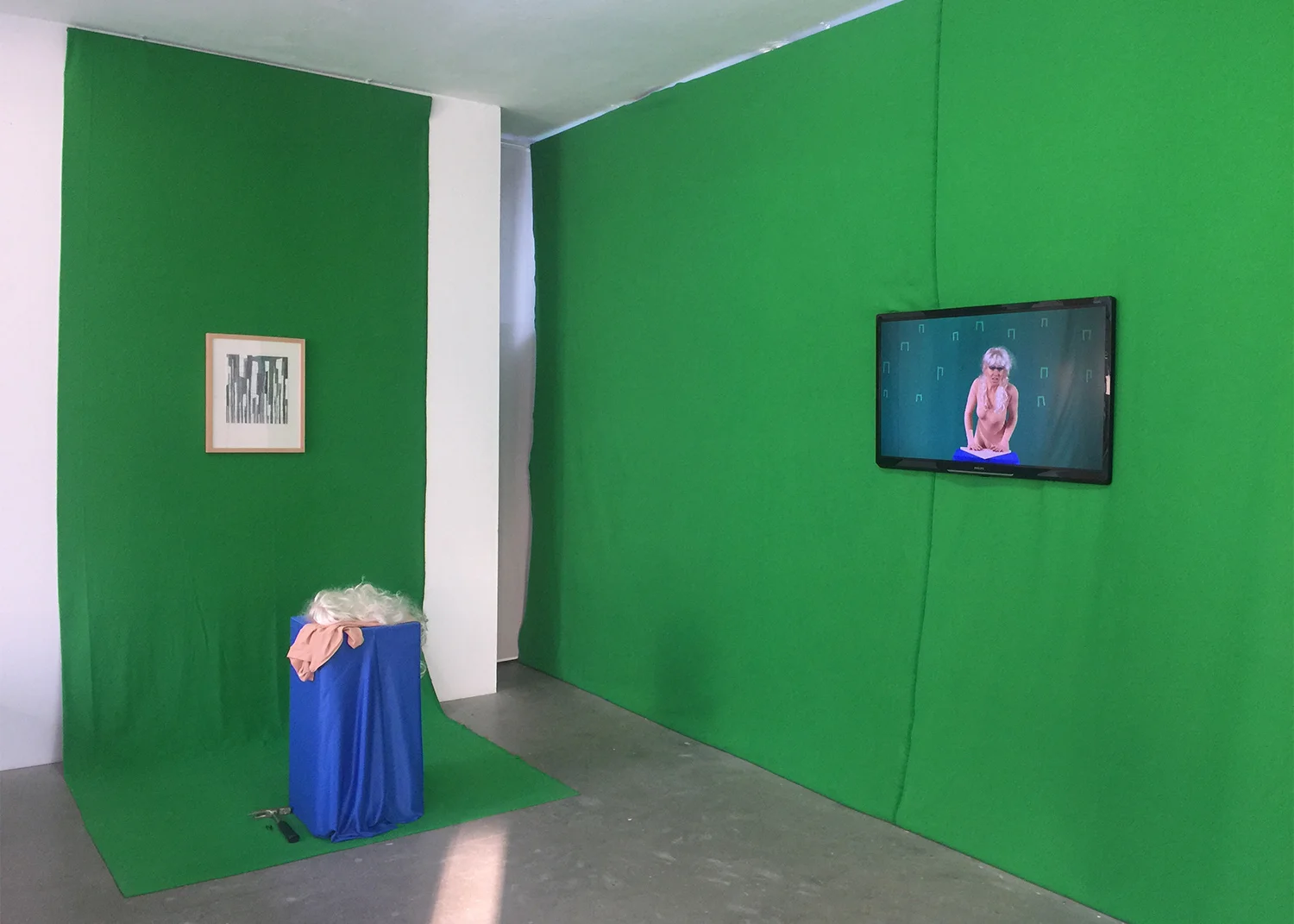 Ausstellungsansicht "Ist es immer grüner da drüber oder blauer hinter der Mauer?"