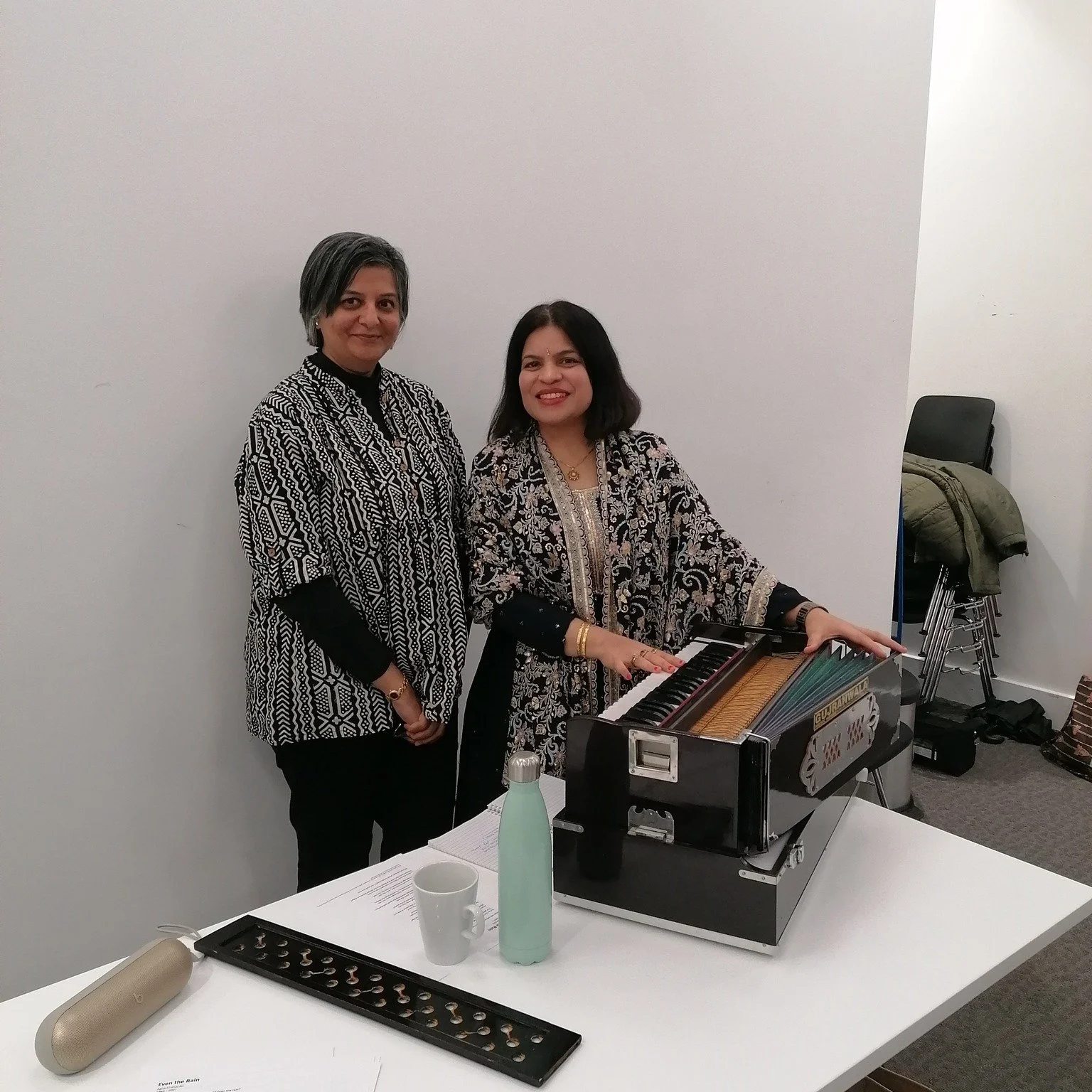 We had a magical time learning about Ghazals and Ragas with @poojaangraindiansinger and @susmita_b_writer  at @johnhansardgallery 

Although it was a rainy Saturday, the warmth in the room was truly wonderful.
We learnt how different vocal techniques