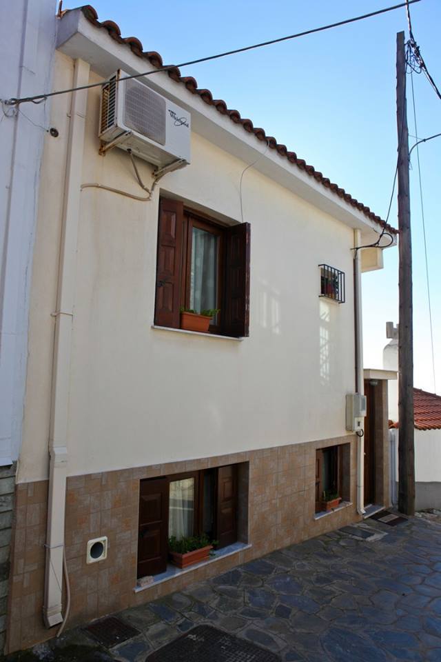 house_with_a_fantastic_seaview_in_glossa_1.jpg