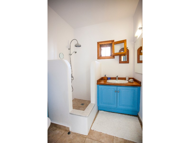 wonderful_villa_with_a_pool_bathroom_1.jpg