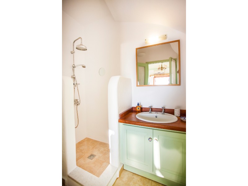wonderful_villa_with_a_pool_bathroom_2.jpg