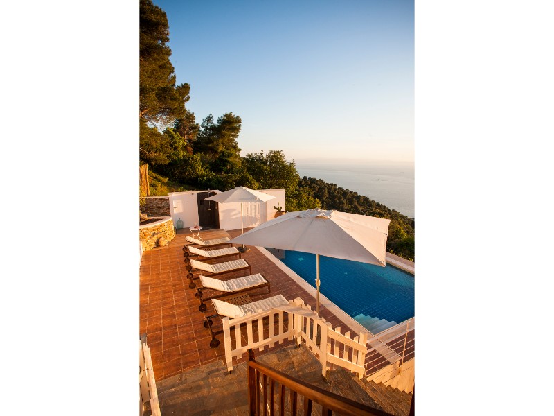 wonderful_villa_with_a_pool_from_above.jpg